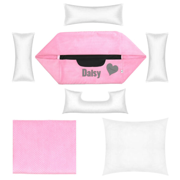 Zestaw elementów legowiska Daisy – wnętrze i pokrowiec Komplet elementów różowego legowiska dla psa Daisy – zdejmowany pokrowiec z imieniem, cztery boczne poduszki, poduszka spodnia