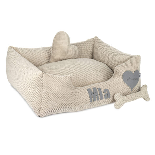 Widok z góry – legowisko Platinum z poduszkami Legowisko Platinum beżowe – widok z góry, poduszki i napis Mia