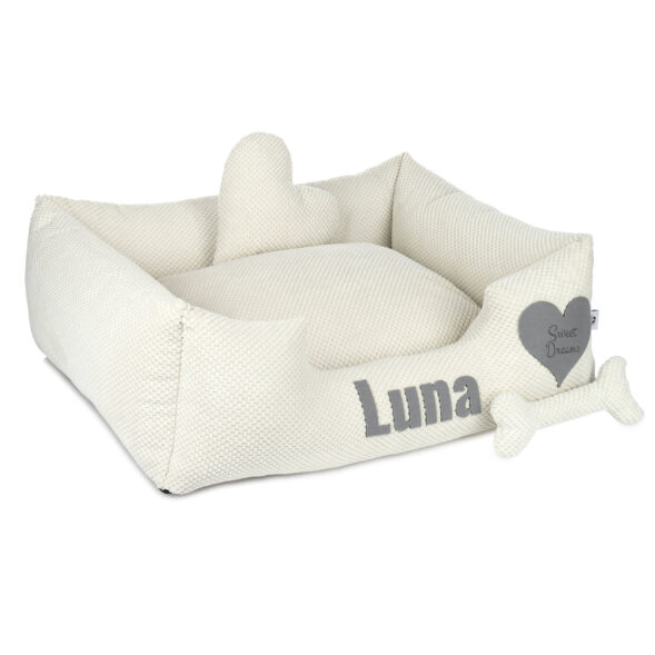 Legowisko Luna z personalizacją – wygoda i styl dla psa Jasne legowisko dla psa Luna z wysokimi bokami i poduszkami dekoracyjnymi