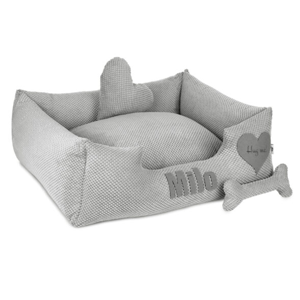 Personalizowane legowisko Milo – komfort i styl Legowisko Milo w odcieniu jasnej szarości z wysokimi bokami i dekoracyjnym napisem „Hug me!”