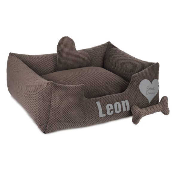 Brązowe legowisko Leon – wygodne i ozdobne miejsce do spania dla psa Legowisko dla psa Leon w brązowym kolorze z dekoracyjnymi poduszkami i personalizacją