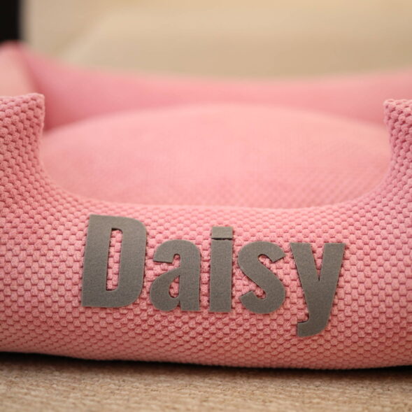 Różowe legowisko Daisy – personalizowany komfort Różowe legowisko Daisy