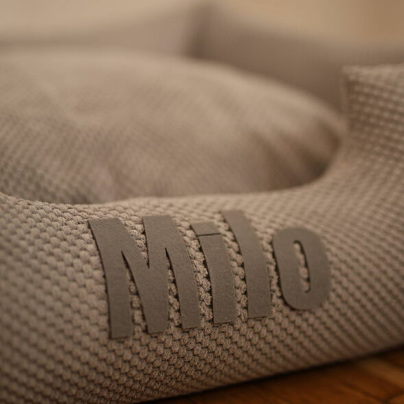 Napis Milo zbliżenie napisu na legowisku Milo z serii Platinum